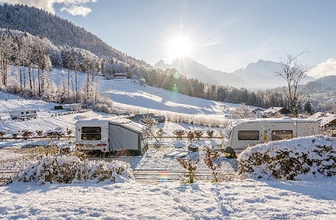 wohnwagen-auf-wintercampingplatz